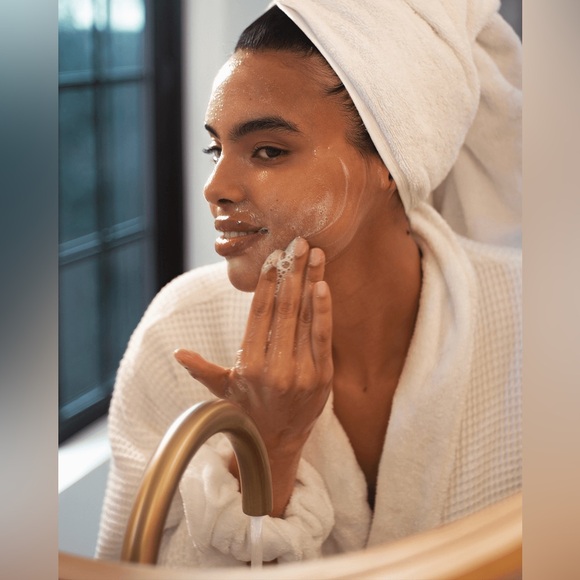 TRULY Skin Smoothie Gentle Facial Cleanser - Picture 6 of 9